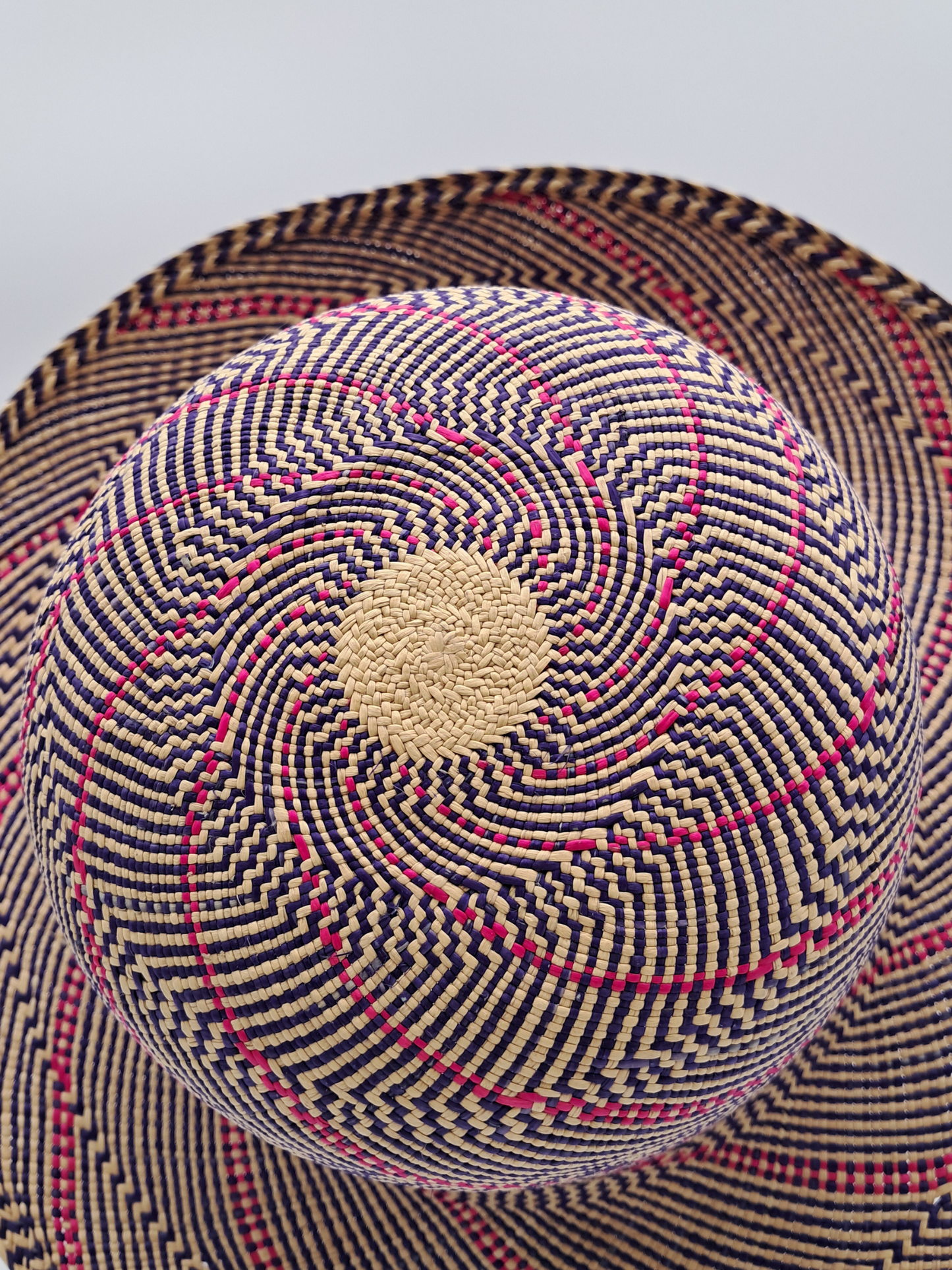 Handgewebtes Kunstwerk: „Fancy“ Panama-Strohhut in Natur, Lila & Pink