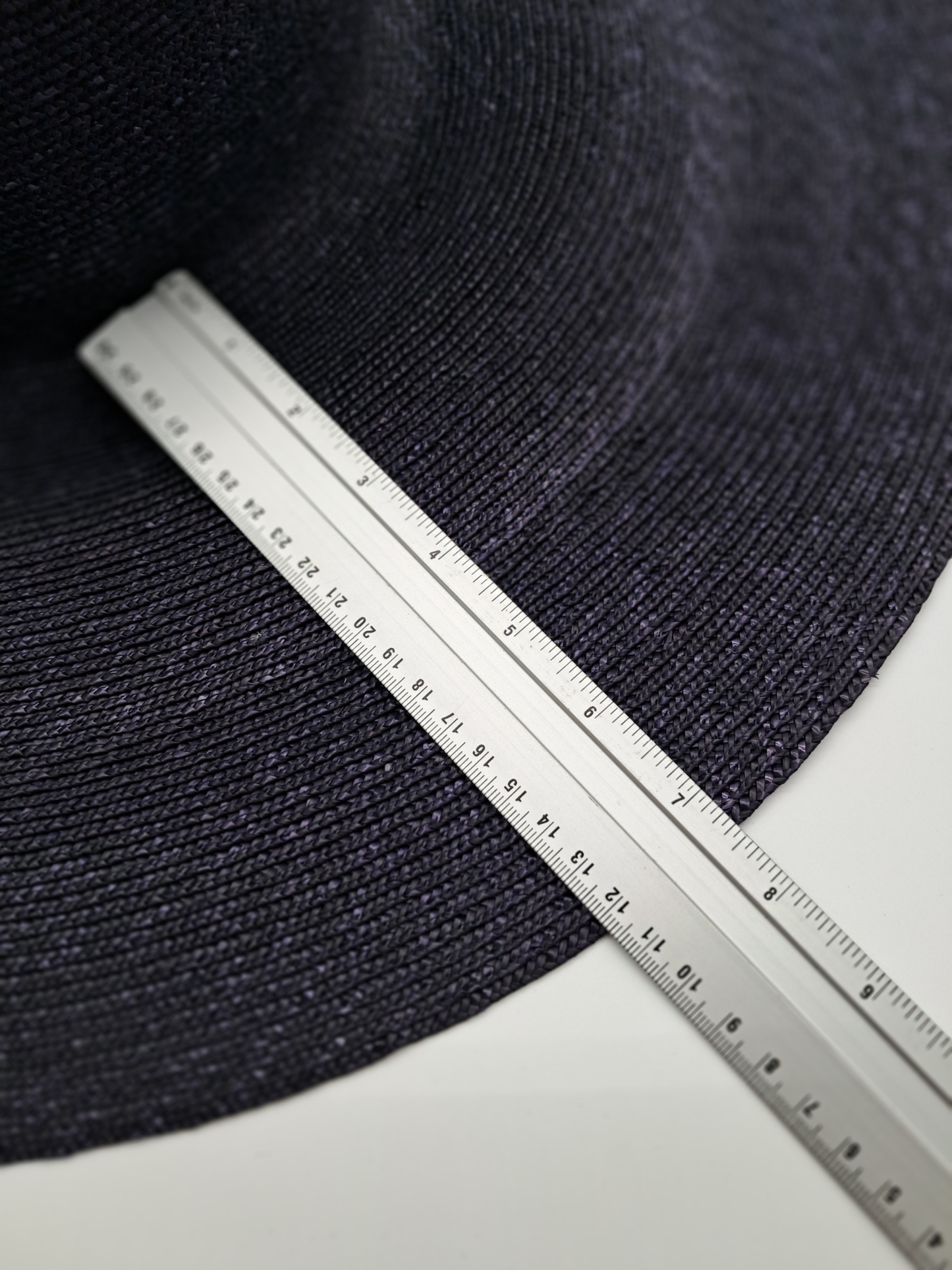 XXL Bortenstroh-Capeline in Marineblau – Eleganter Riesenstrohhut (Gr. 58/59)