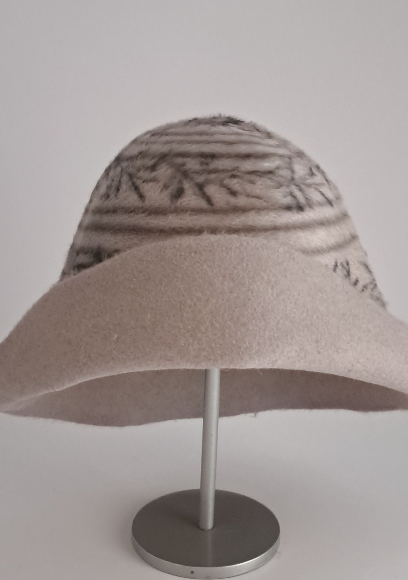 Vintage Melusine Stumpe / Conus – Einzigartiges Hutrohling-Einzelstück in Hellgrau