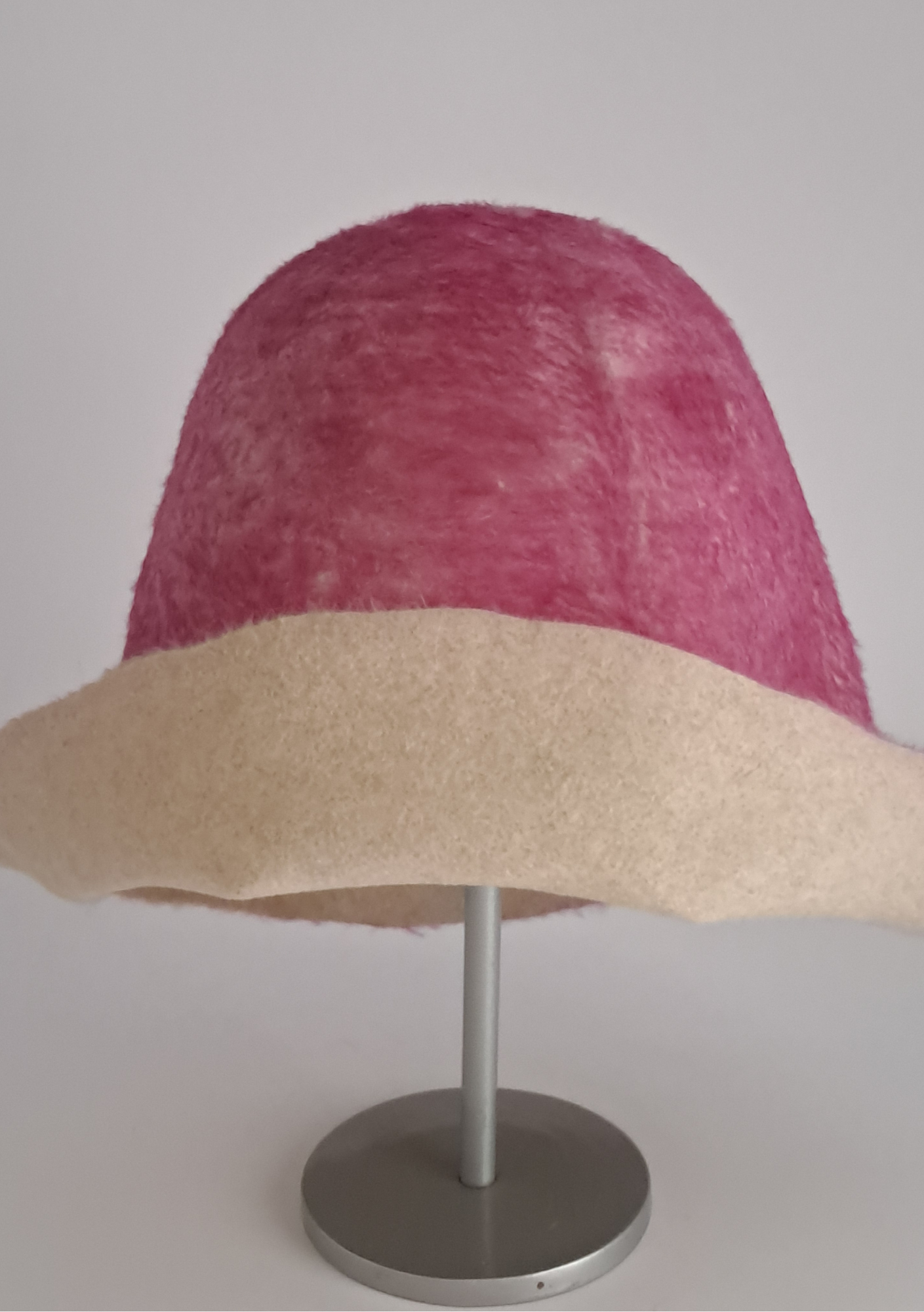 Extravaganter Haarfilz Conus in Wollweiß & Statement-Pink – Unikat-Rohling
