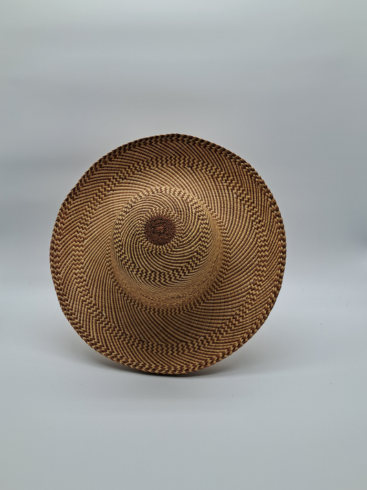 Handgeflochtener Panamastroh Capeline „Nogal“ – Eleganter Sonnenhut in Natur/Braun (Krempe 12cm)
