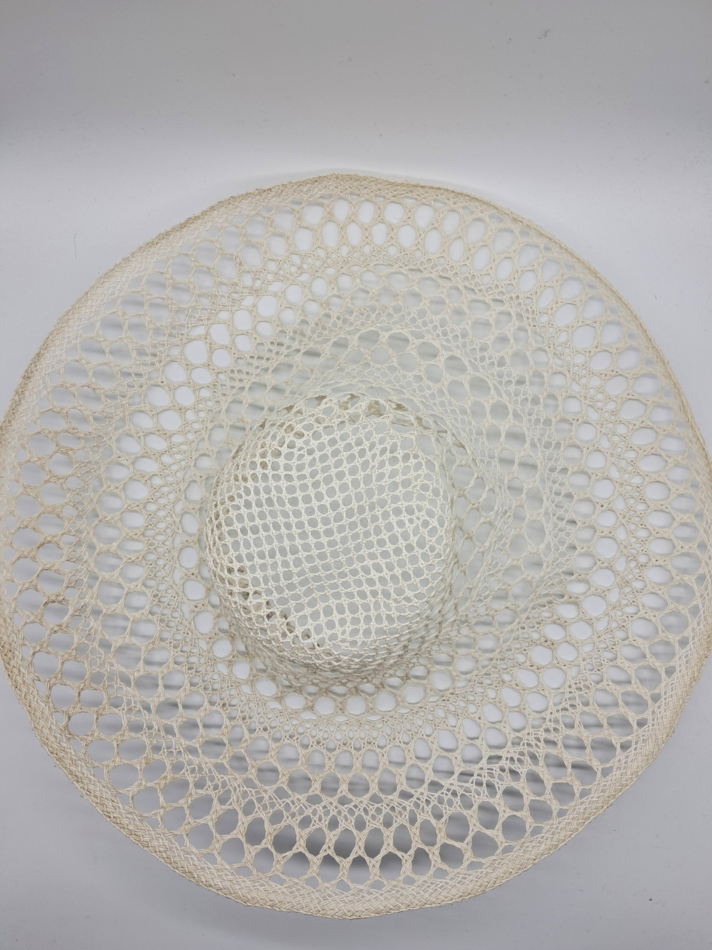 Exklusiver XL Papercapeline in Weiß – Eleganter Sonnenhut mit Lochmuster