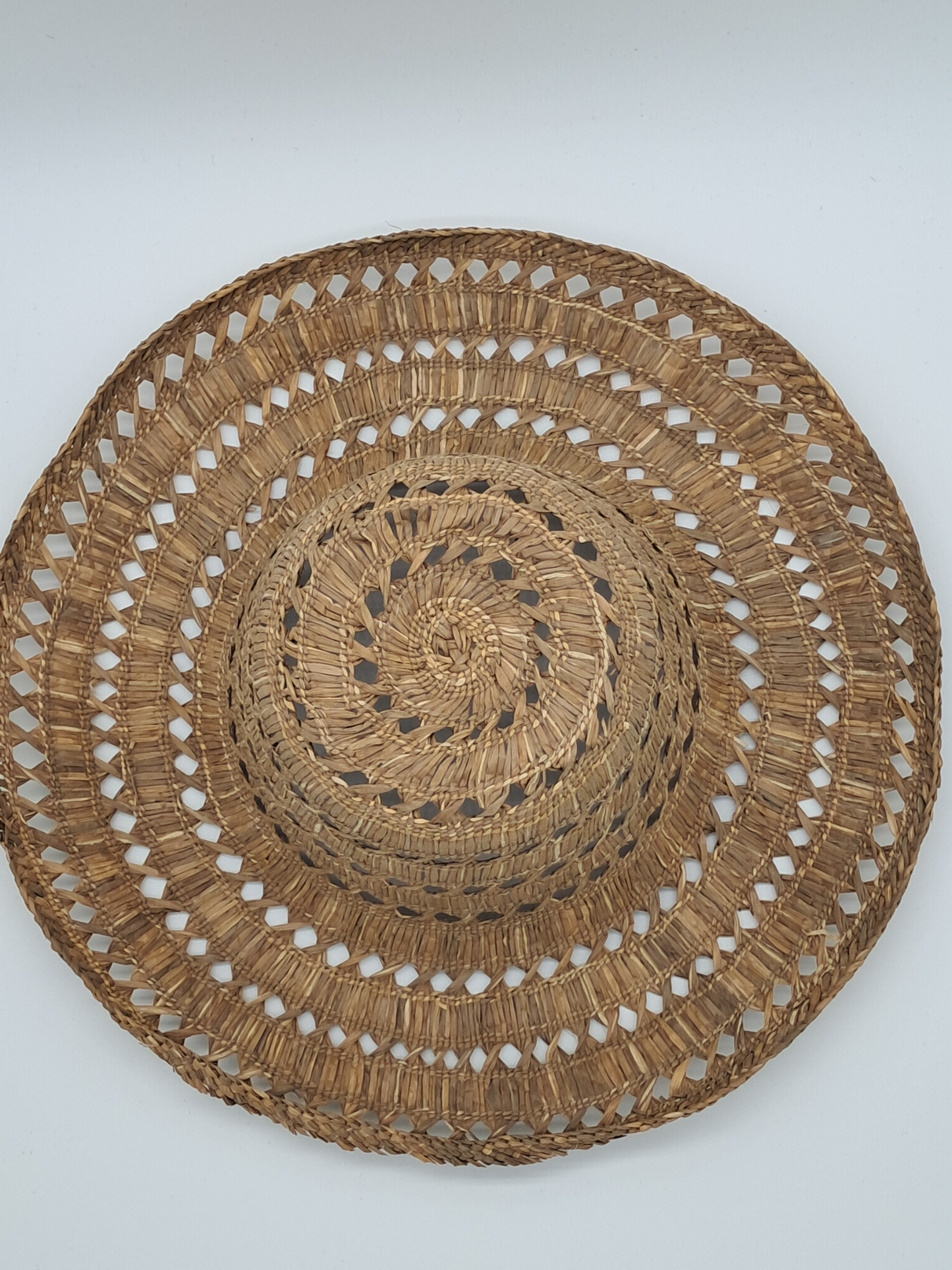 Der perfekte Sommerbegleiter: Exklusiver Seagrass-Stroh Capeline mit offenem Rautenmuster