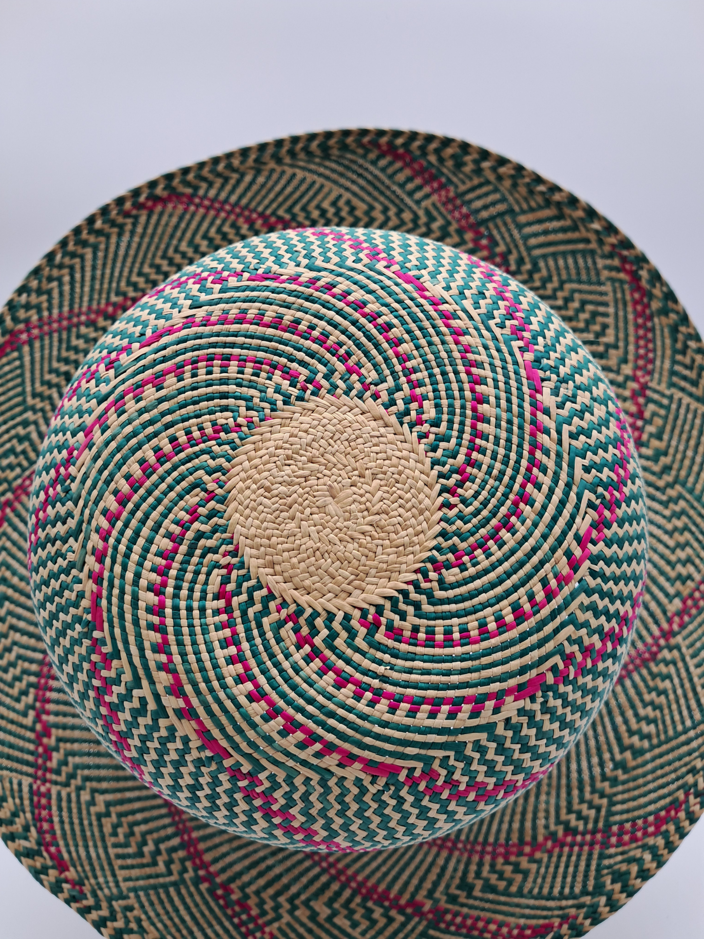 Handgeflochtenes Kunstwerk: „Fancy“ Panama-Strohhut in Natur, Grün & Pink
