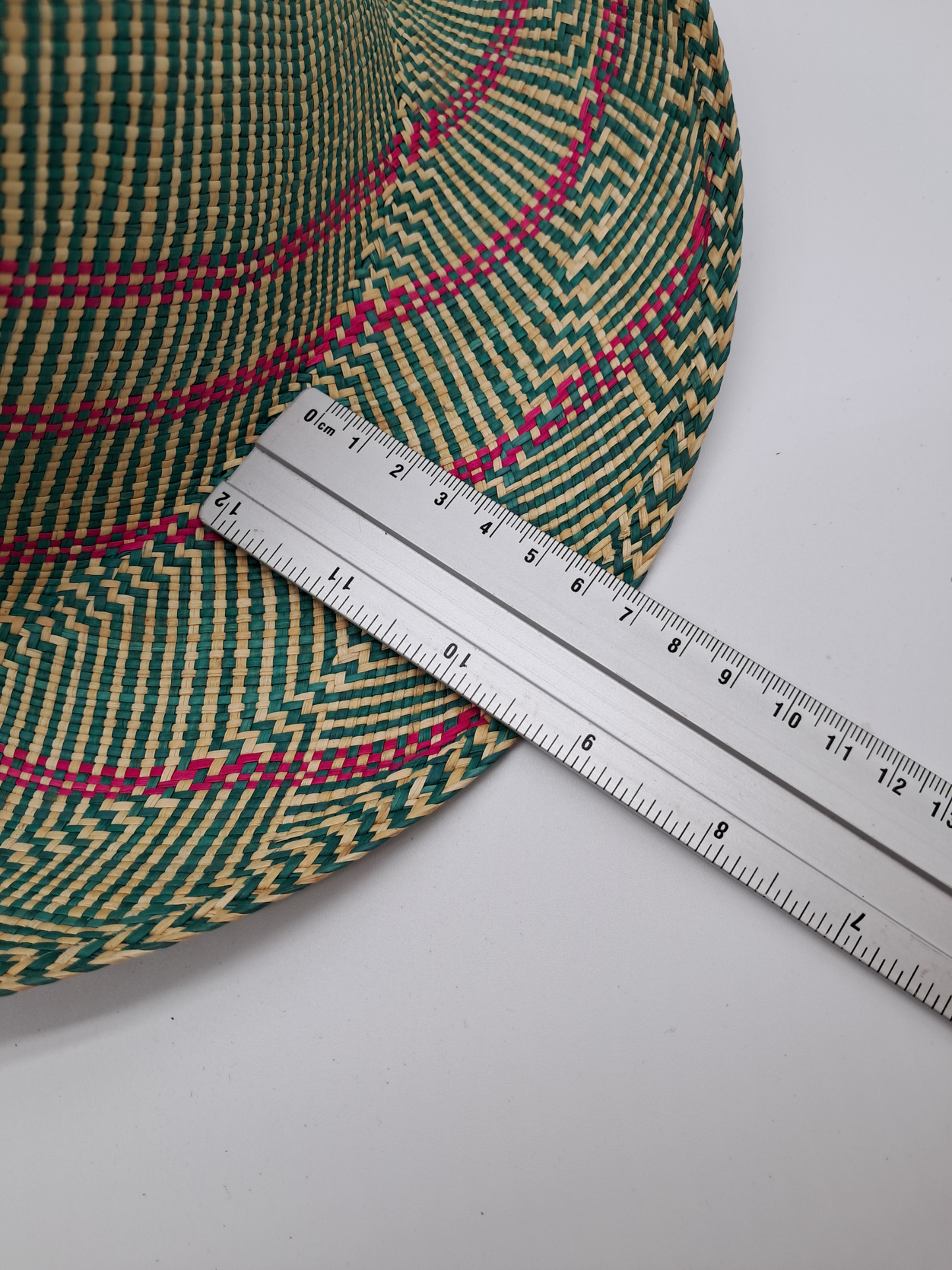 Handgeflochtenes Kunstwerk: „Fancy“ Panama-Strohhut in Natur, Grün & Pink