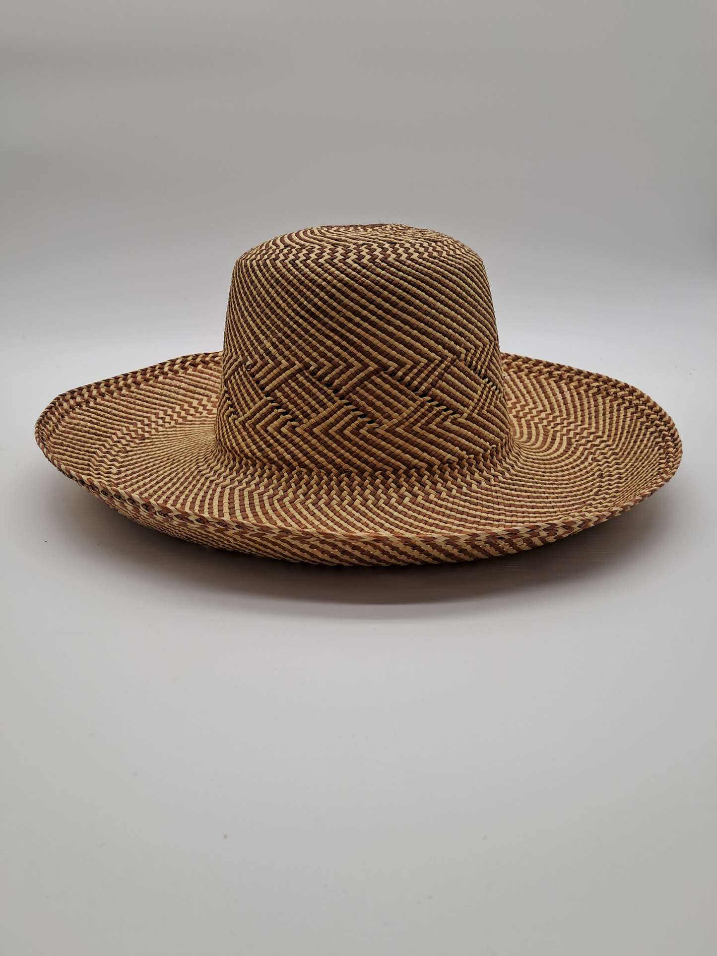 Handgeflochtener Panamastroh Capeline „Nogal“ – Eleganter Sonnenhut in Natur/Braun (Krempe 12cm)