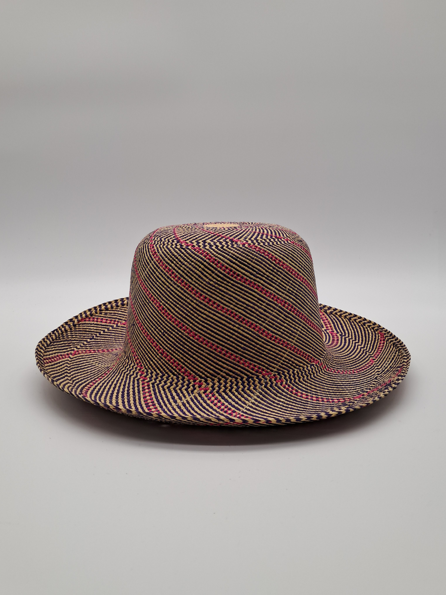 Handgewebtes Kunstwerk: „Fancy“ Panama-Strohhut in Natur, Lila & Pink