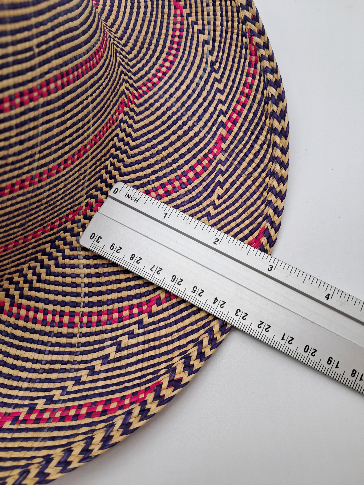 Handgewebtes Kunstwerk: „Fancy“ Panama-Strohhut in Natur, Lila & Pink