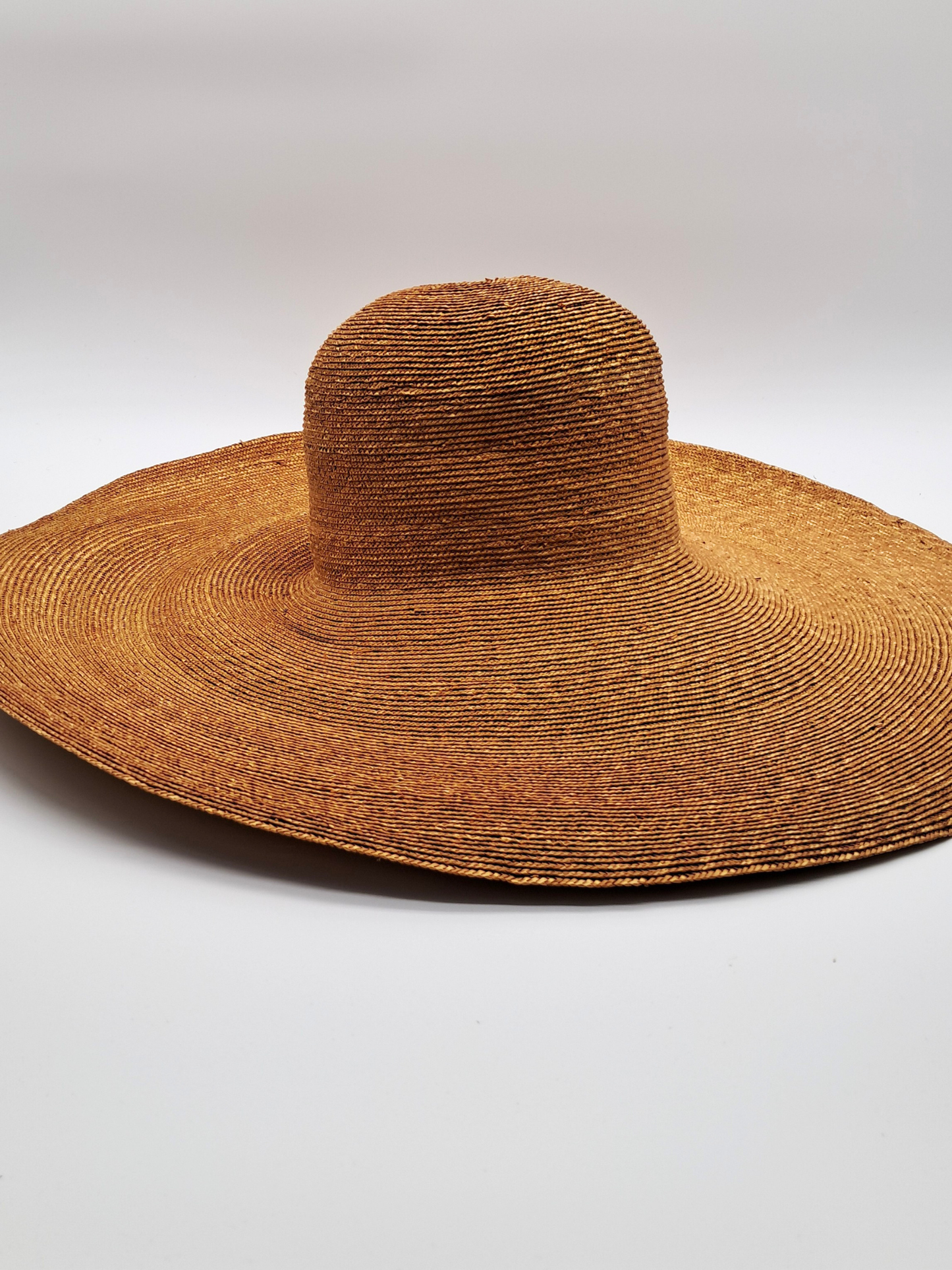 XXL Bortenstroh-Capeline – Eleganter Riesenstrohhut in Honiggelb (Kopfweite 58 cm)