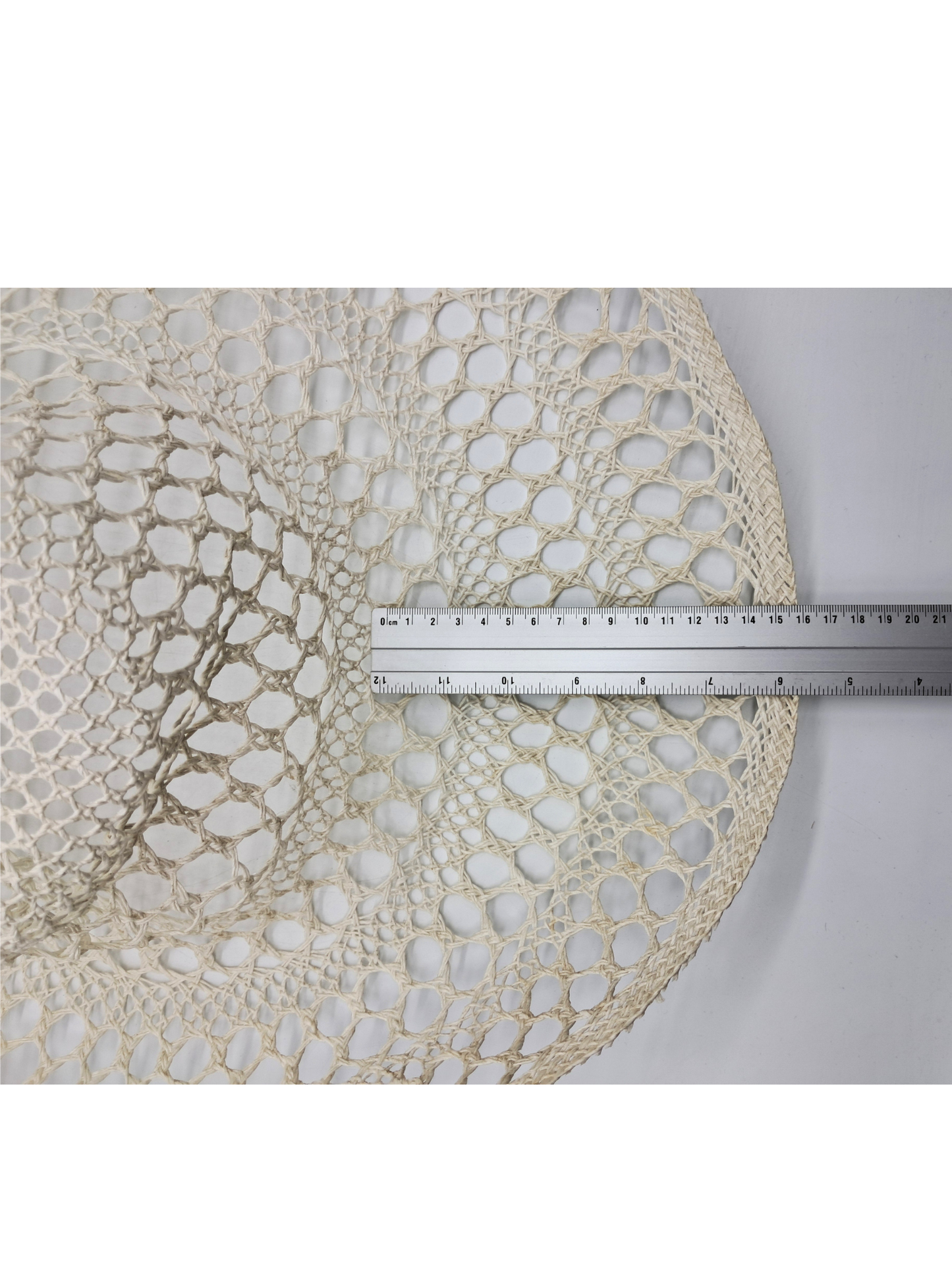 Exklusiver XL Papercapeline in Weiß – Eleganter Sonnenhut mit Lochmuster