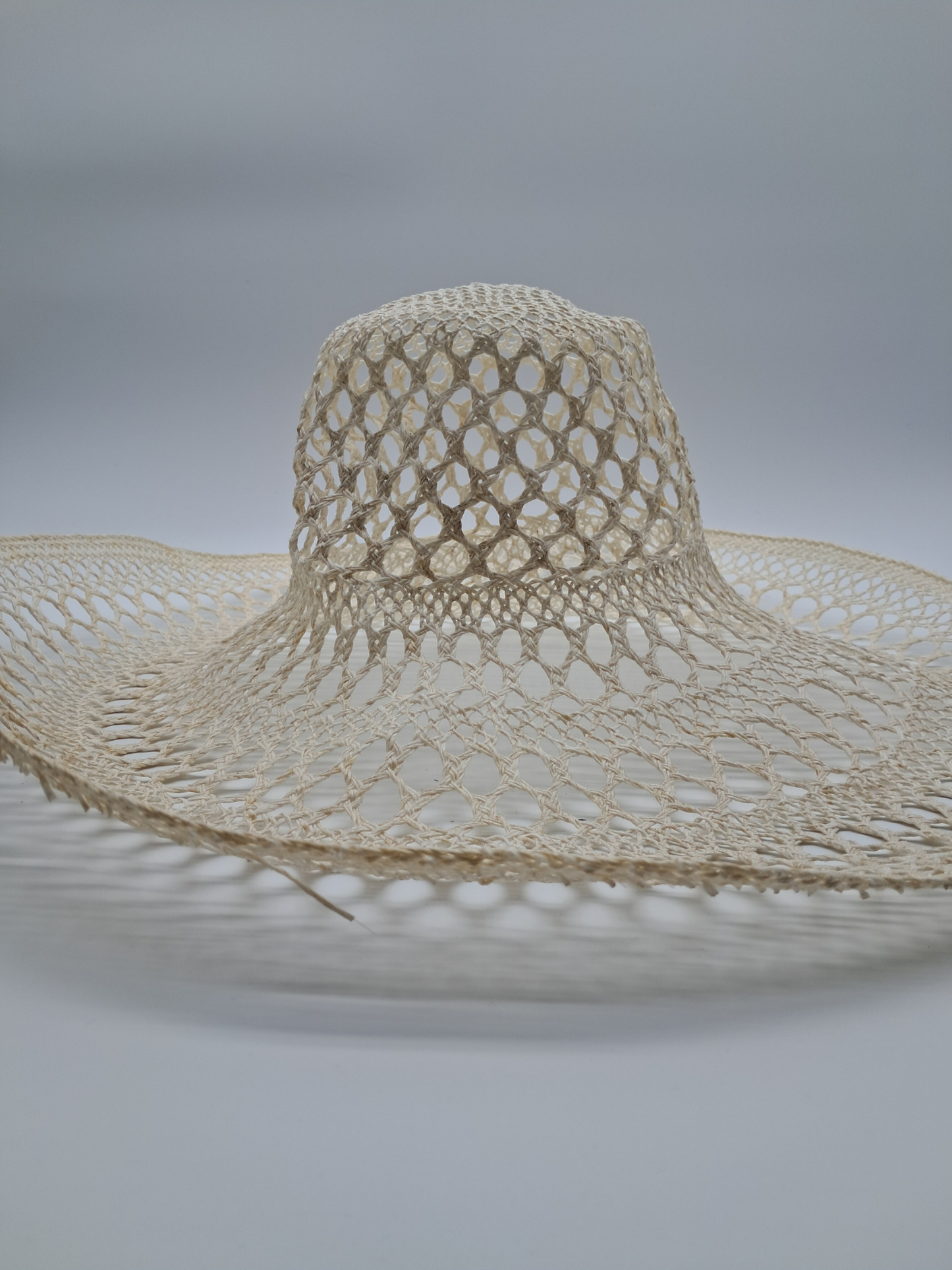 Exklusiver XL Papercapeline in Weiß – Eleganter Sonnenhut mit Lochmuster
