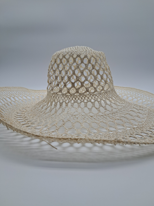 Exklusiver XL Papercapeline in Weiß – Eleganter Sonnenhut mit Lochmuster