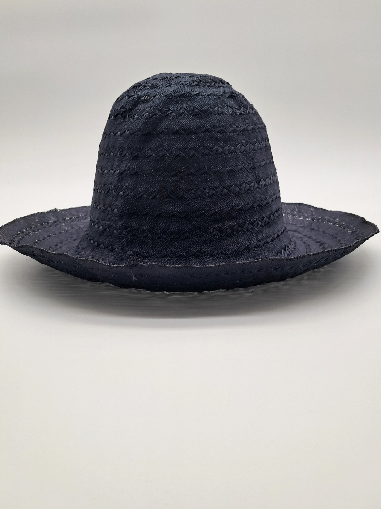 Marineblauer Sisol-Capeline mit Muster – Hochwertiger Hutrohling für Ihre Kreationen