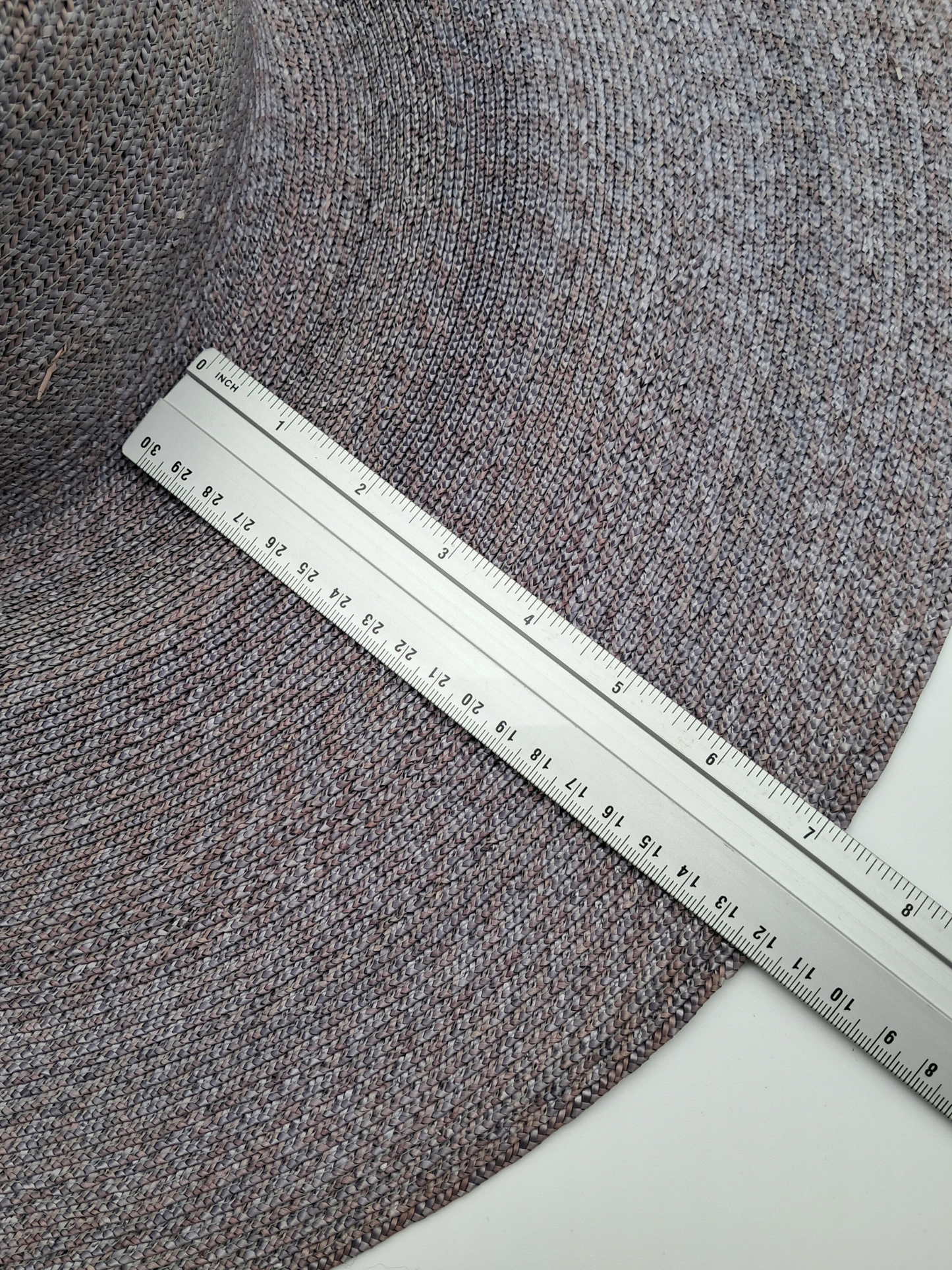 Exklusives Unikat: XXL Bortenstroh-Capeline in Hellgrau mit zartem Flieder-Schimmer (Gr. 56/57)
