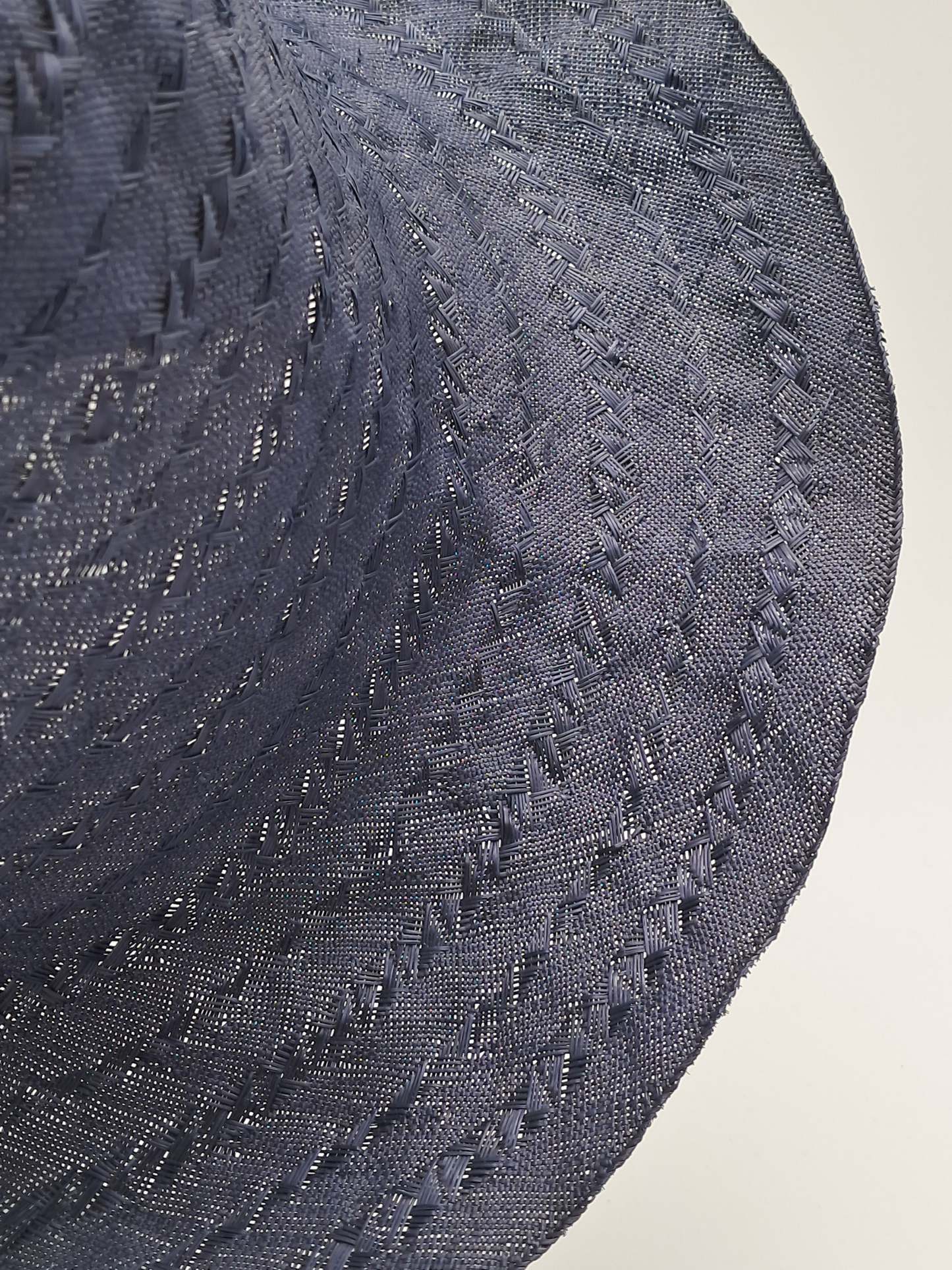 Marineblauer Sisol-Capeline mit Muster – Hochwertiger Hutrohling für Ihre Kreationen
