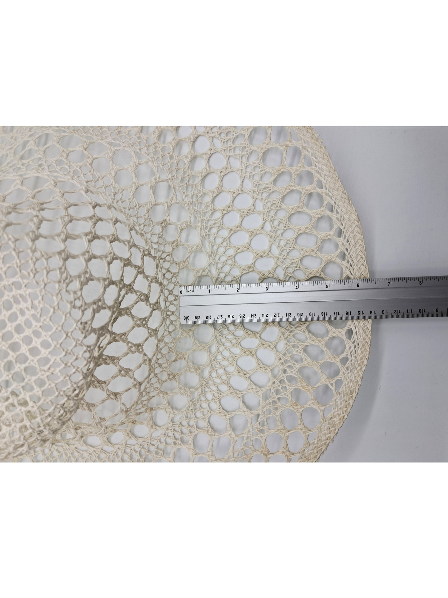 Exklusiver XL Papercapeline in Weiß – Eleganter Sonnenhut mit Lochmuster