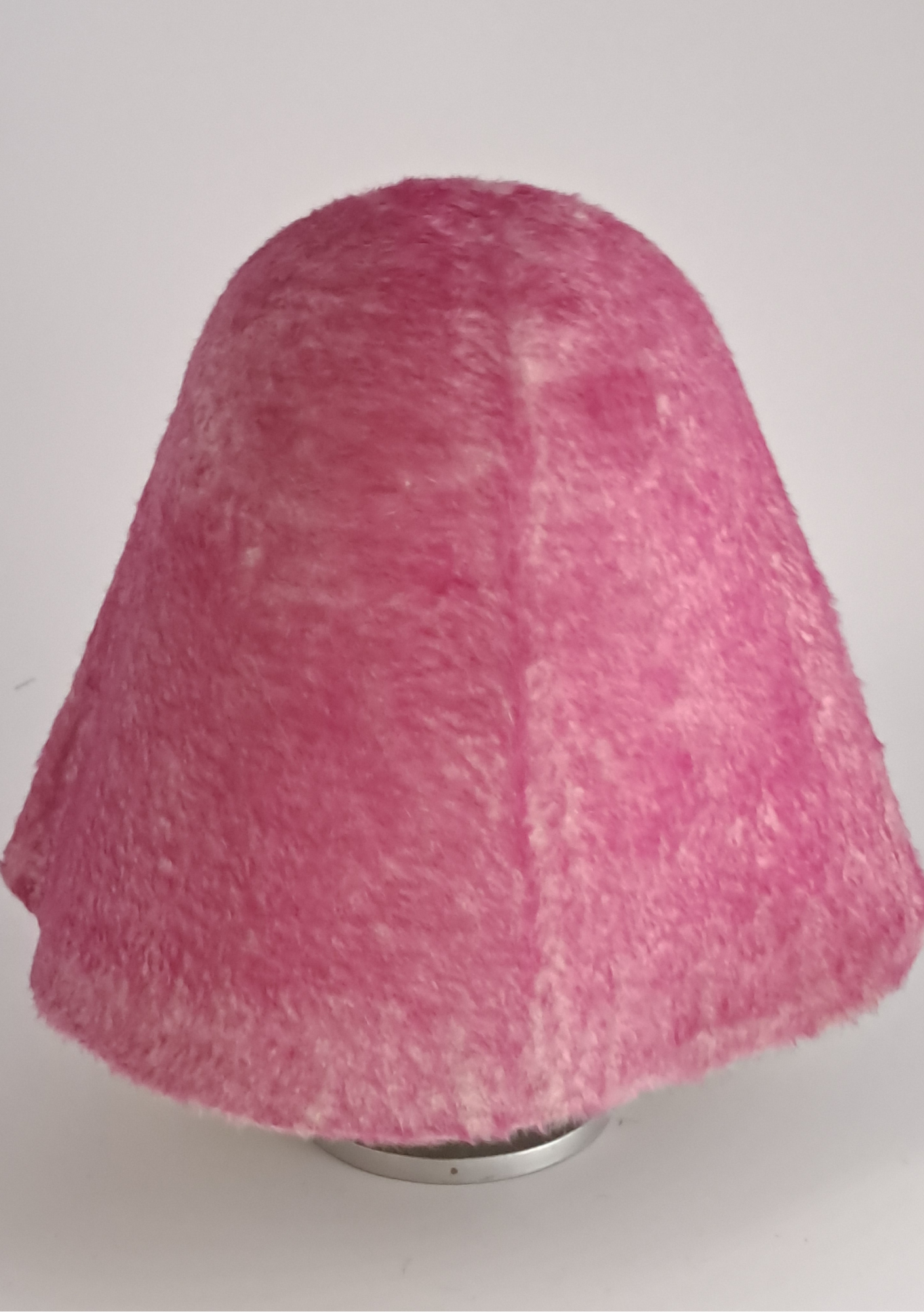Extravaganter Haarfilz Conus in Wollweiß & Statement-Pink – Unikat-Rohling
