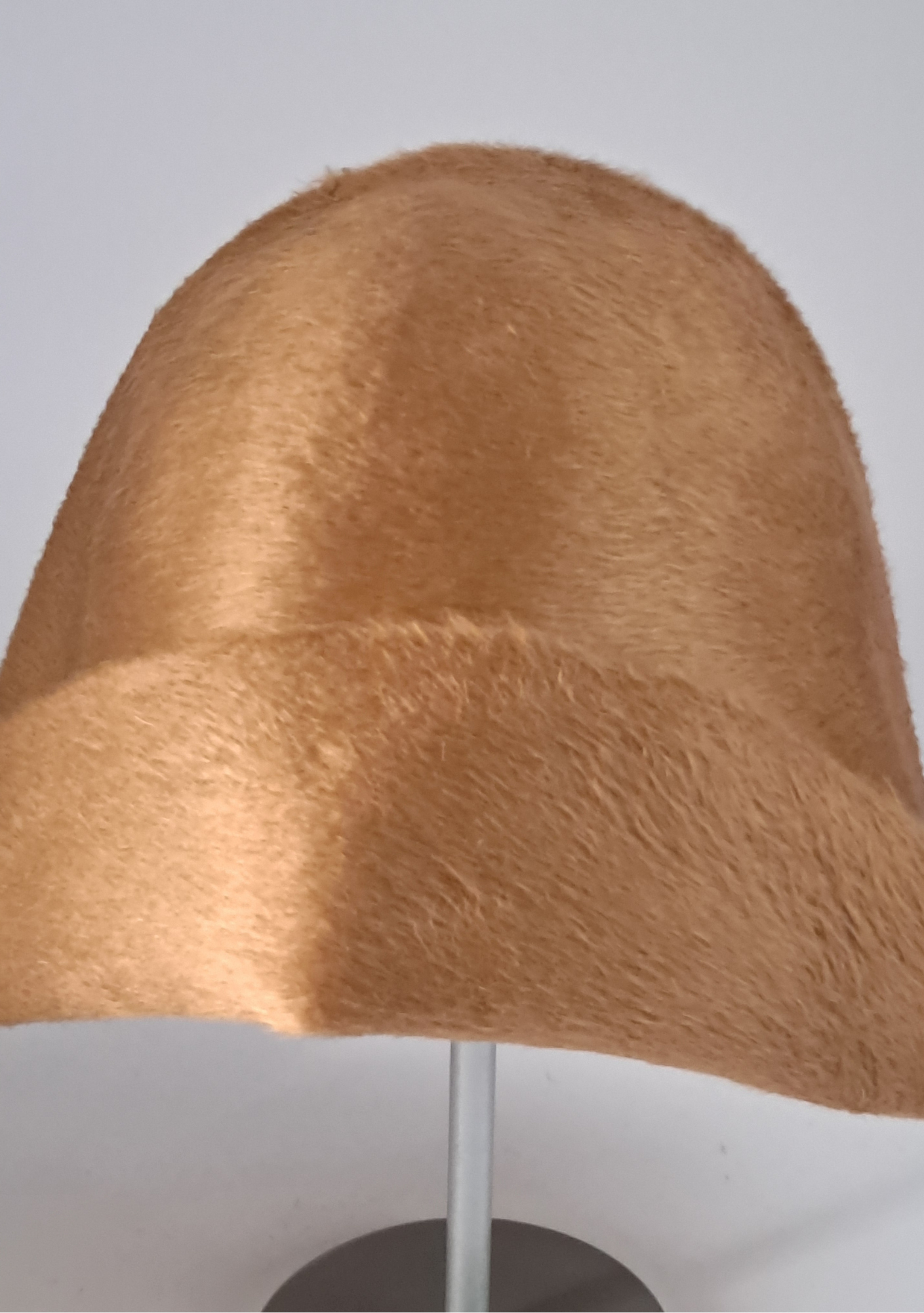 Vintage Melusinefilz Conus Camel – Exklusiver Hutrohling aus alten Beständen für Modisten & Fascinator